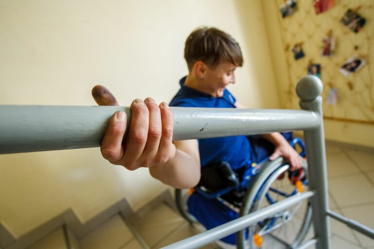 Adaptación de Servicios de Barbería para Usuarios en Silla de Ruedas: Accesibilidad y Bienestar