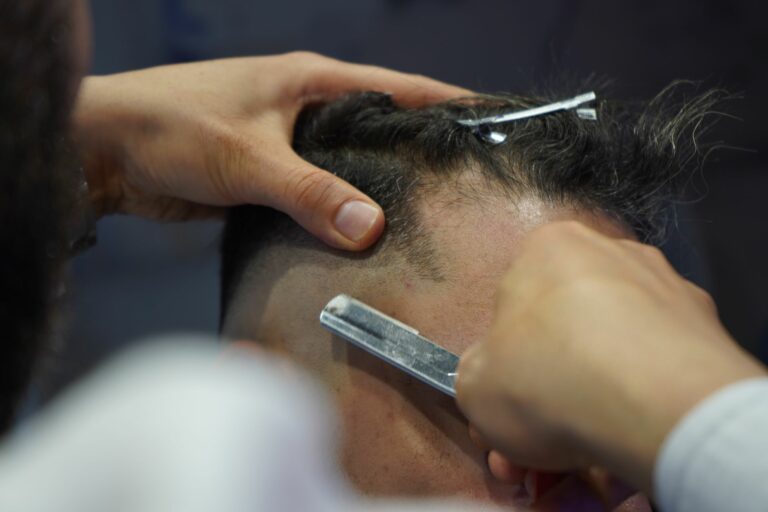 Afeitado de Cabeza Completo a Navaja: Cuidados del Cuero Cabelludo Calvo