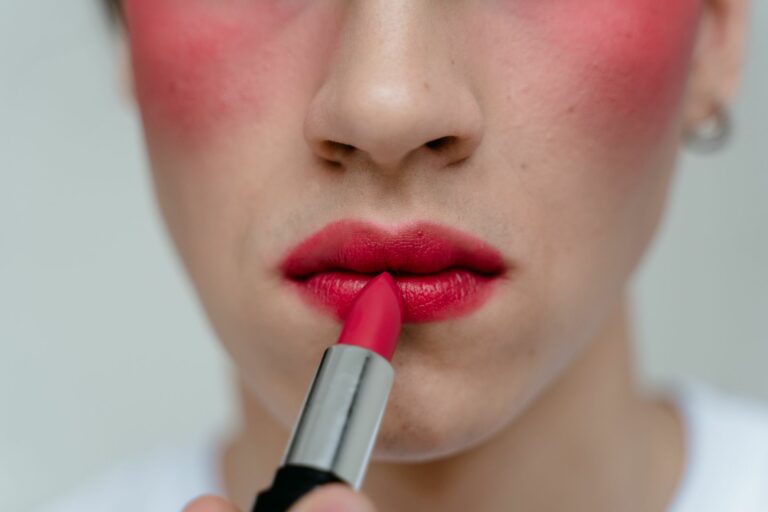 Bálsamos labiales con acabado mate y sin brillo: la elección perfecta para hombres