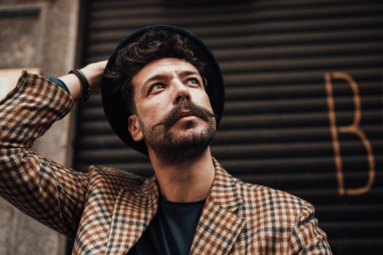 Bigote Handlebar: Cómo encerarlo y darle forma para un estilo icónico