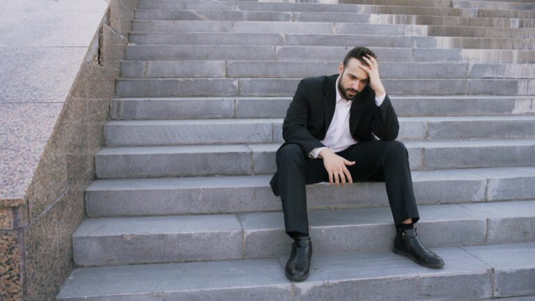 Caída del cabello por estrés: Cómo revertir el efluvio telógeno en hombres