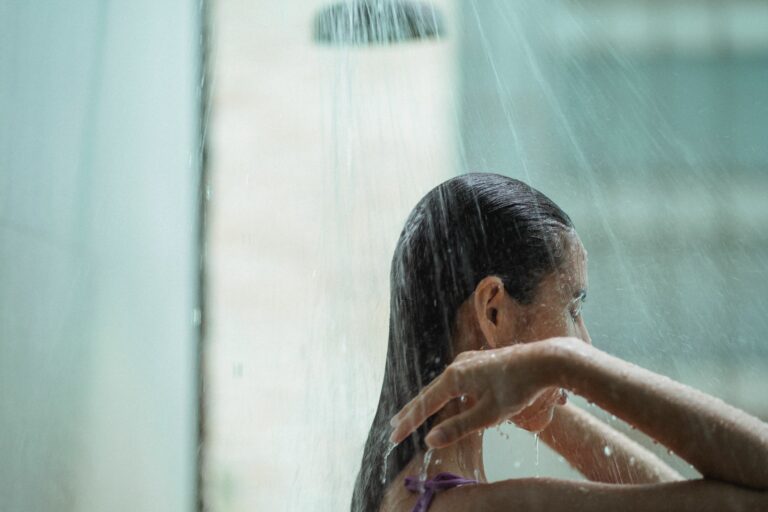 Cómo el lavado de cabello con agua osmotizada para evitar la acumulación de minerales mejora la salud capilar