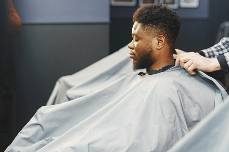 Cortes de Cabello Desestructurados de Bajo Mantenimiento para la Estética Skater