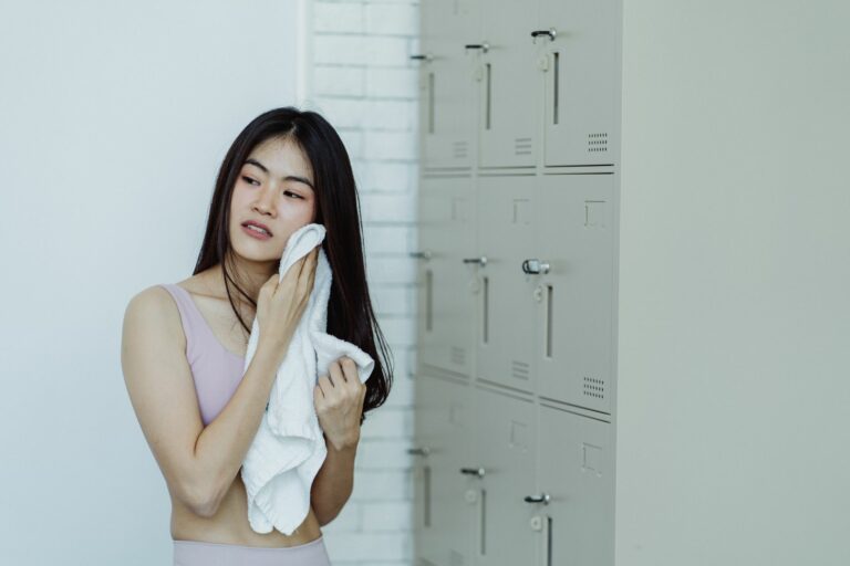 Cuidado del cabello tras el ejercicio: Guía para un lavado correcto