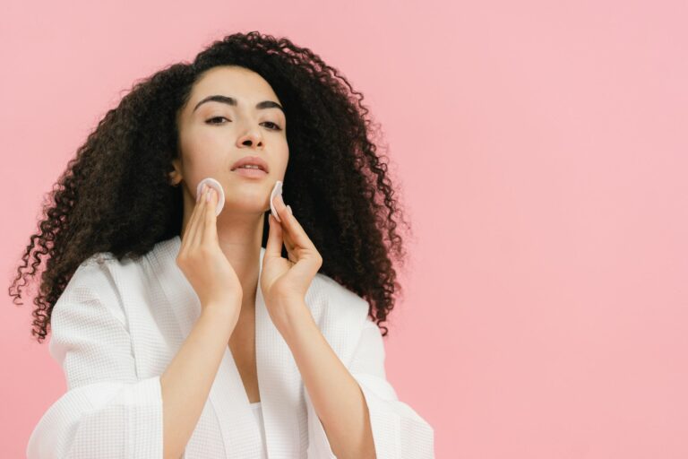 Doble limpieza facial: el secreto para una piel radiante y libre de impurezas