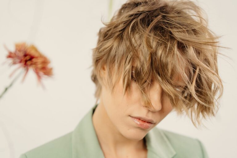 Estilo Oversize y Cortes de Cabello Estructurados: La Combinación Perfecta