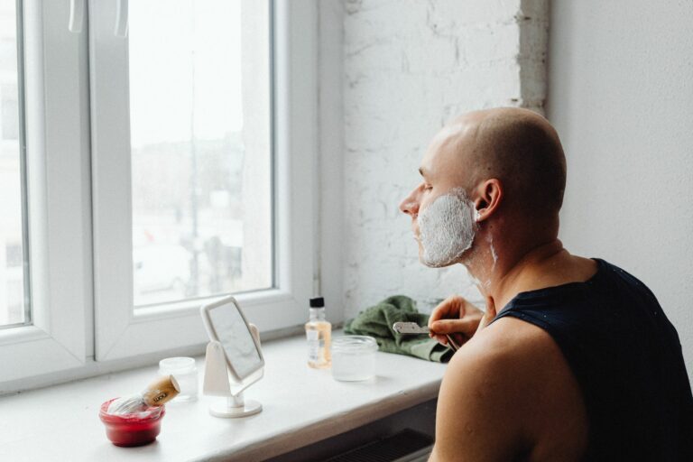 Guía Completa de Depilación Masculina: Cera vs. Láser vs. Otros Métodos por Zona Corporal