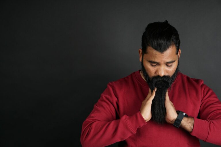 Guía Completa del Cuidado y Diseño de Barba: Del Crecimiento al Mantenimiento Diario