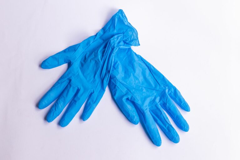 Guía completa sobre guantes desechables: Nitrilo, látex y alternativas compostables