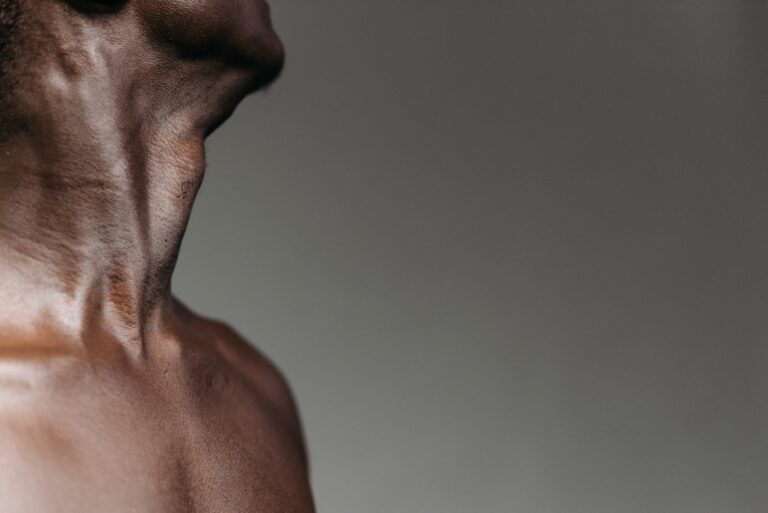 Guía completa sobre la Anatomía de la barba: Identificando las zonas de crecimiento (Mejillas, Mentón, Cuello)