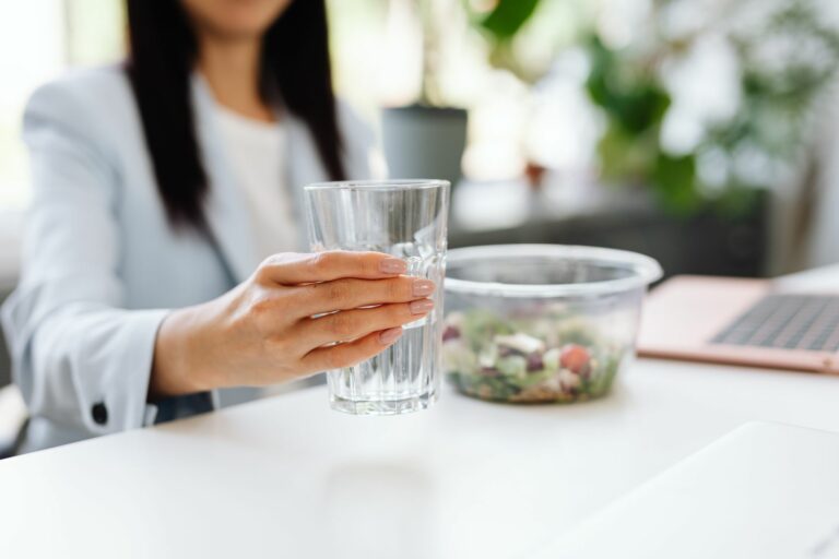 La importancia de la hidratación y nutrición adecuada durante la jornada laboral