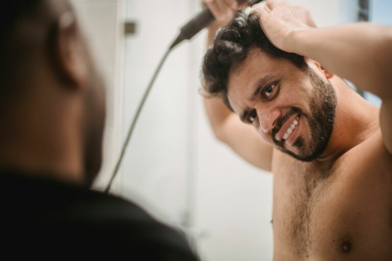 La psicología del espejo: Cómo un buen corte puede elevar la autoestima del cliente