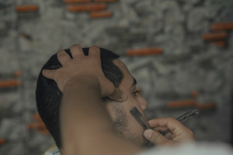 La técnica de degradado de barba: Paso a paso desde patillas
