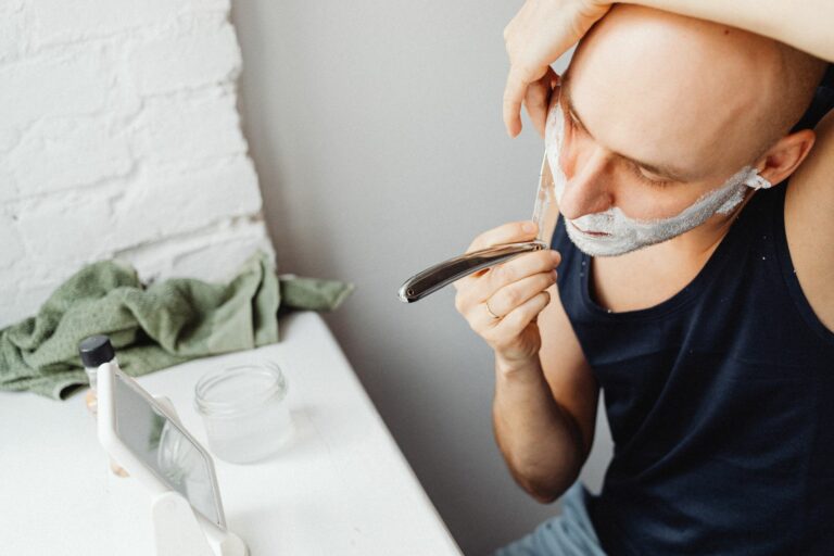 Manscaping: Guía de seguridad y herramientas para la depilación íntima masculina